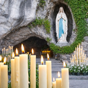 Een kaars laten branden in Lourdes